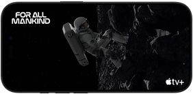 Un iPhone 16 Pro con una scena di “Luna Rossa”, il primo episodio della serie For All Mankind di Apple TV Plus