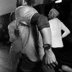 Apple_Watch_Ultra_2_49mm_Black_Titanium_Milanese_Loop_Black_PDP_Image_Position_7__ITIT