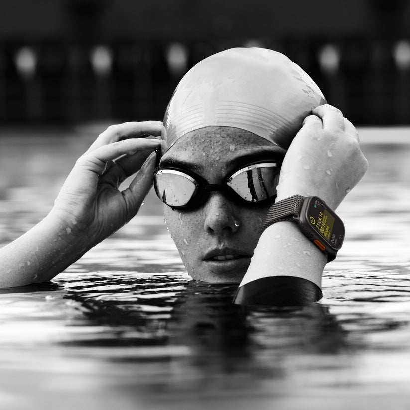 Apple_Watch_Ultra_2_49mm_Black_Titanium_Trail_Loop_Black_PDP_Image_Position_8__ITIT