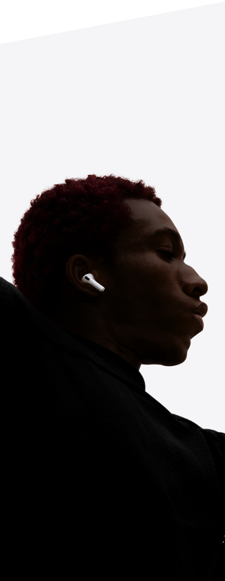 Un auricolare AirPods Pro 3 nell’orecchio di una persona che balla