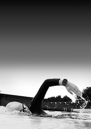 Una persona che nuota e monitora l’allenamento su Apple Watch Ultra 3