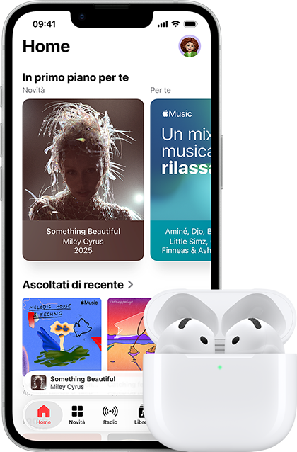 Un iPhone 17e mostrato di fronte, schermata Home con app Apple Music, affiancato a un paio di AirPods Pro 3 nella custodia di ricarica MagSafe aperta