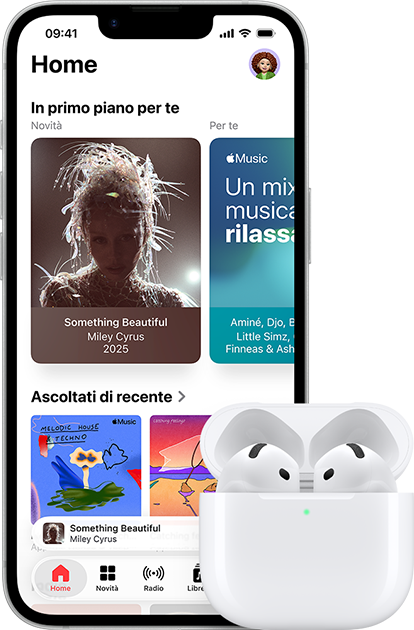 Un iPhone 17e mostrato di fronte, schermata Home con app Apple Music, affiancato a un paio di AirPods Pro 3 nella custodia di ricarica MagSafe aperta