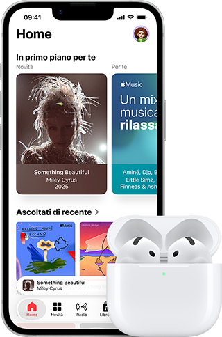 Un iPhone 17e mostrato di fronte, schermata Home con app Apple Music, affiancato a un paio di AirPods Pro 3 nella custodia di ricarica MagSafe aperta