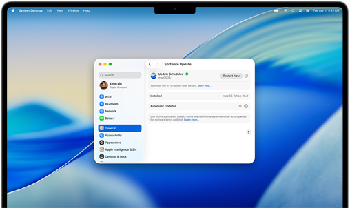 Lo schermo di un MacBook Pro 16 pollici con M4 mostra un aggiornamento software in programma nelle Impostazioni di Sistema