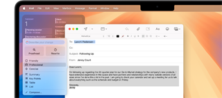 Un’email aperta nell’app Mail, con del testo evidenziato e la funzione Strumenti di scrittura di Apple Intelligence attiva: sono aperte le opzioni di riscrittura ed è selezionato un tono professionale.