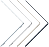 Quattro portatili Apple aperti di diversi colori, leggermente inclinati e mostrati di lato per metterne in risalto il profilo sottile.