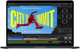 Vista parziale dello schermo di un MacBook Air su cui viene eseguito un montaggio video per dimostrare le capacità del chip M5