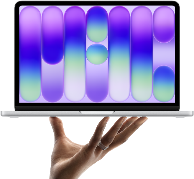 MacBook Neo color argento in equilibrio sulla punta delle dita di una mano aperta, lo schermo mostra un motivo astratto colorato