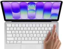 MacBook Neo color argento che mostra la schermata di login, con il dito di una persona appoggiato sul sensore Touch ID nell’angolo in alto a destra della tastiera
