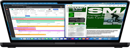 MacBook Pro leggermente aperto che mostra due documenti sullo schermo diviso a metà