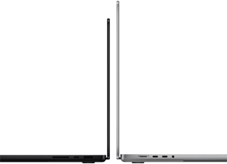 Due MacBook Pro da 14" e da 16" posizionati in modo da confrontarne le dimensioni e metterne in risalto il profilo sottile