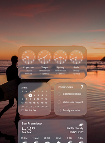 Widget Orologio, Calendario, Promemoria e Meteo in Liquid Glass su una schermata di macOS Tahoe con un surfista che passeggia sulla spiaggia al tramonto