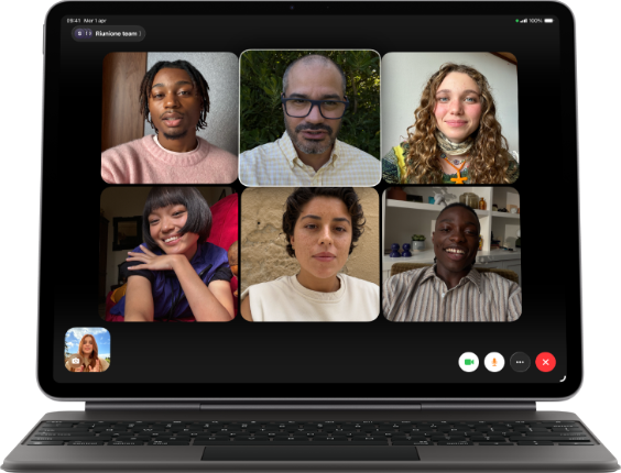 Un iPad Air agganciato a una Magic Keyboard nera, sullo schermo si nota una chiamata FaceTime di gruppo