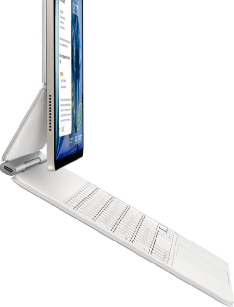 iPad Air color galassia agganciato a una Magic Keyboard bianca mostrati di lato