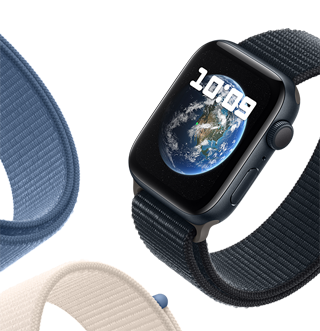 Un Apple Watch SE con cinturino Sport Loop e il quadrante Astronomia che mostra il pianeta Terra.