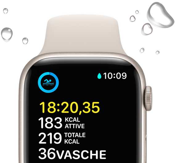 Un Apple Watch SE che mostra la schermata di un allenamento di nuoto, con intorno alcune gocce d’acqua.